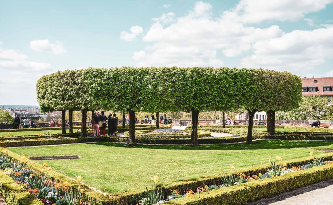 Reisetipps Nürnberg: Burggarten der Kaiserburg Nürnberg mit Baumrondell