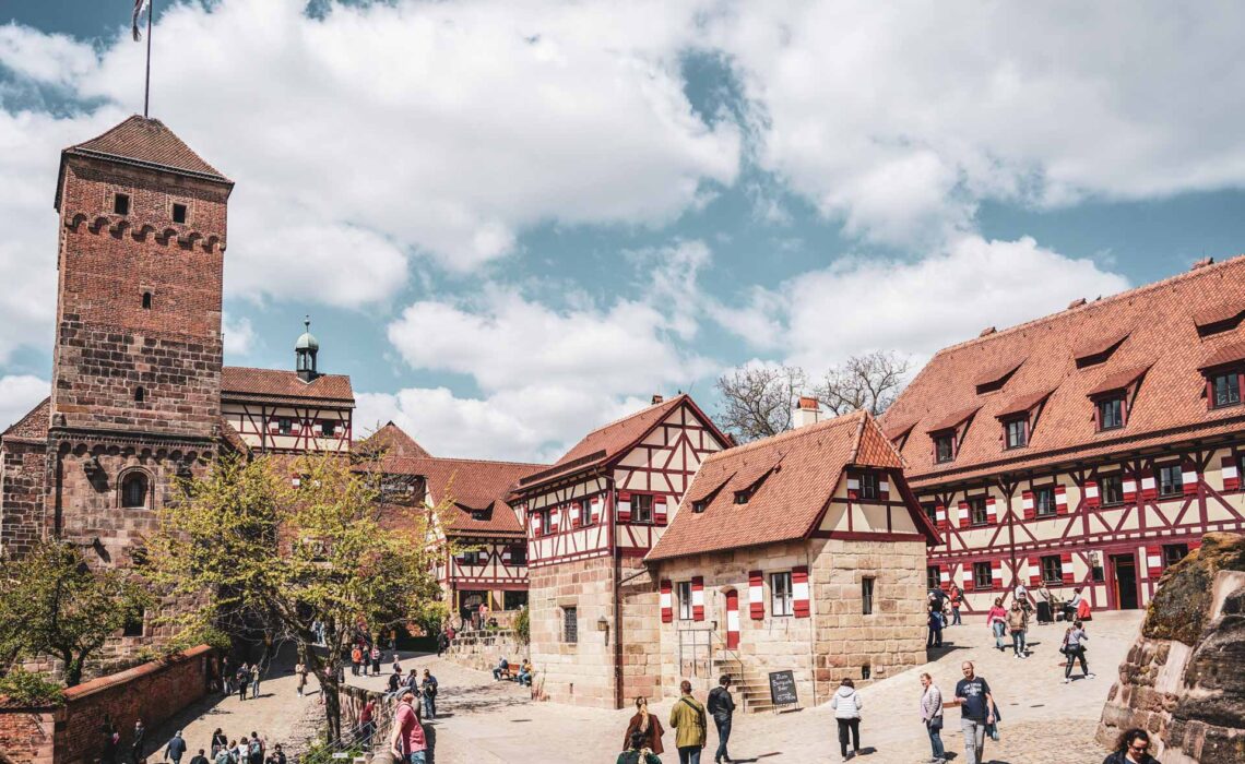 Reisetipps Nürnberg_ Das Wahrzeichen der Stadt Nürnberg: Die Kaiserburg mit historischen Fachwerkhäusern und Türmen gehört zu den bekanntesten Sehenswürdigkeiten