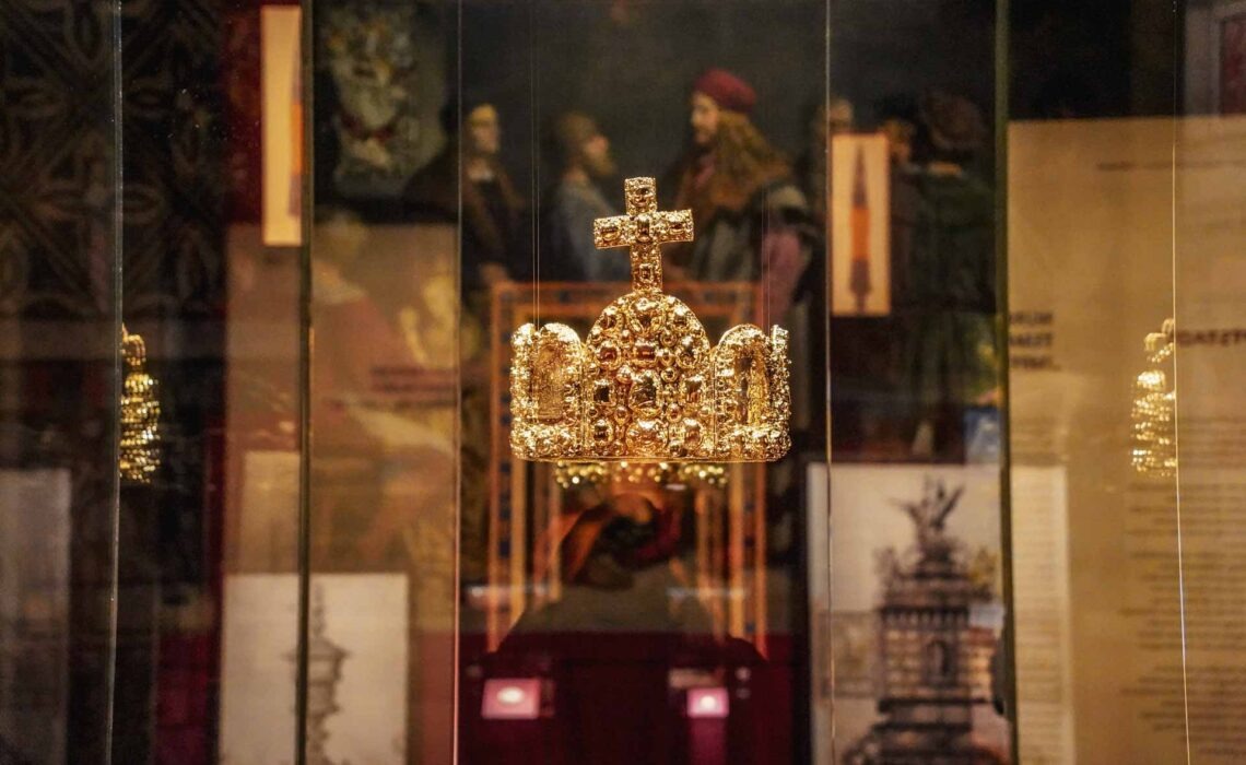 Sehenswürdigkeiten Nürnberg: Eine originalgetreue Kopie der Kaiserkrone, die Teil der Reichsinsignien ist, in einer Glasvitrine im Museum der Kaiserburg Nürnberg