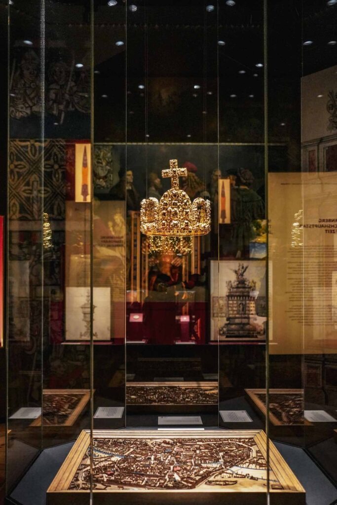 Sehenswürdigkeiten Nürnberg: Im sogenannten Eckraum des Kaiserburgmuseums Nürnberg schwebt die Kaiserkrone über einem Modell der Stadt Nürnberg aus dem Jahr 1540