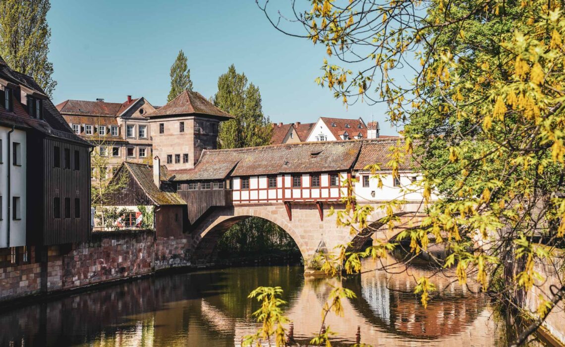 Reisetipps Nürnberg: Die Henkerbrücke mit Fachwerkhäusern und Turm in der nördlichen Altstadt am Fluss Pegnitz gehört zu den bekanntesten Sehenswürdigkeiten