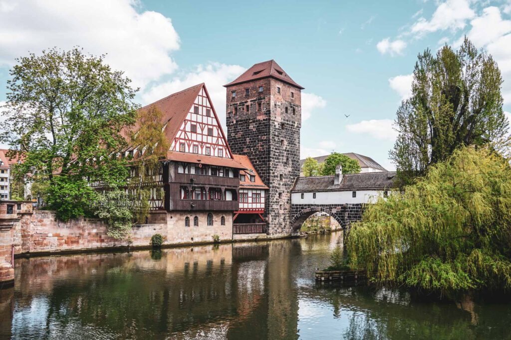 Reisetipps Nürnberg: Das Fachwerkhaus „Weinstadel” mit Turm nahe der Maxbrücke in der nördlichen Altstadt am Fluss Pegnitz gehört zu den bekanntesten Sehenswürdigkeiten