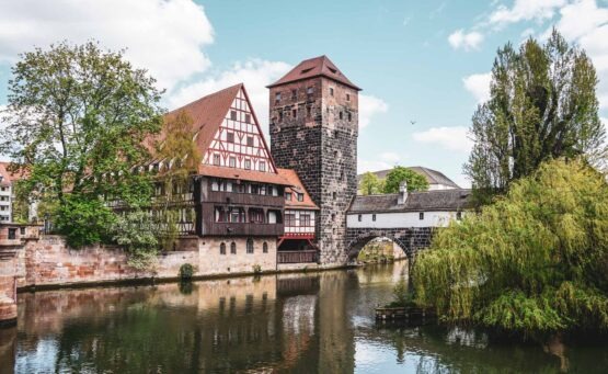 Reisetipps Nürnberg: Das Fachwerkhaus „Weinstadel” mit Turm nahe der Maxbrücke in der nördlichen Altstadt am Fluss Pegnitz gehört zu den bekanntesten Sehenswürdigkeiten