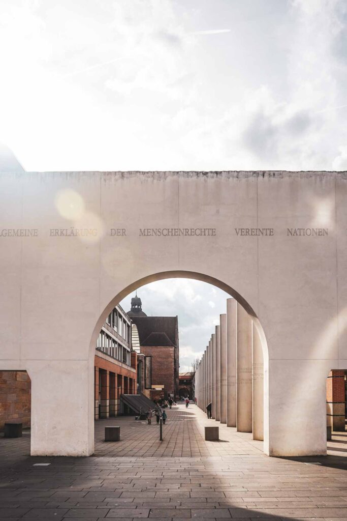 Sehenswürdigkeiten Nürnberg: Die Straße der Menschenrechte in der Morgensonne mit dem Germanischen Nationalmuseum