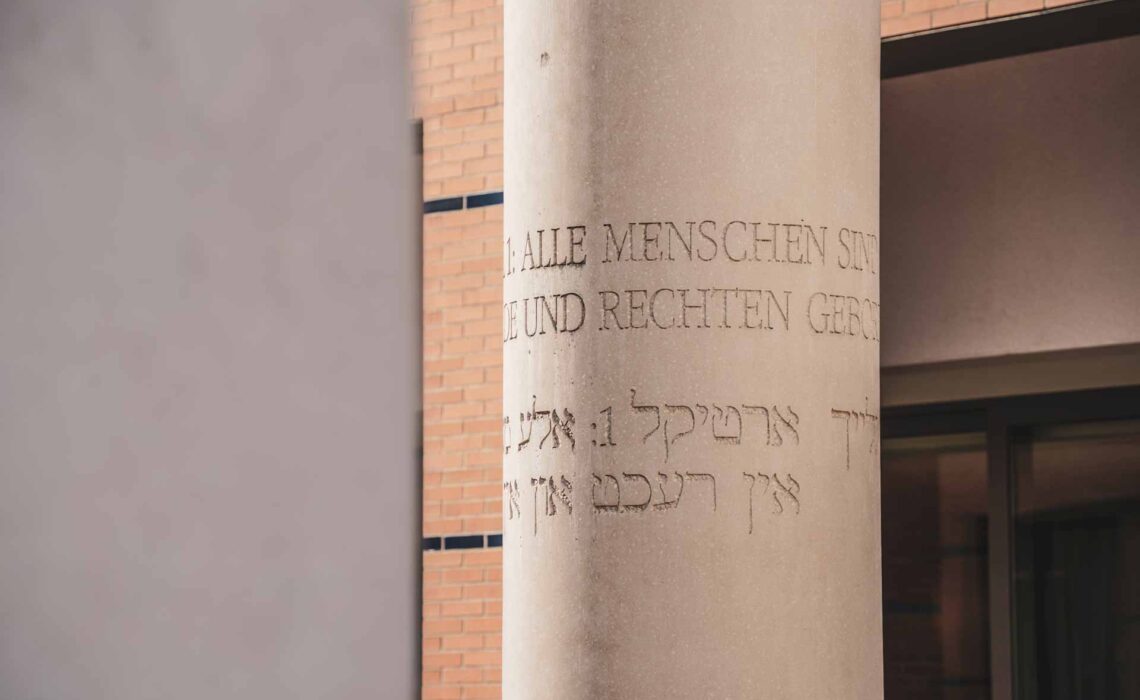 240217-Reisetipps-Nuernberg-Sehenswuerdigkeiten-Strasse-der-Menschenrechte-Saeulen-Germanisches-Nationalmuseum-1920x1280