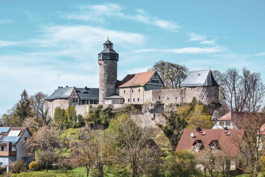Blick auf die Burg Zwernitz in dem kleinen Ort Sanspareil in der Fränkischen Schweiz im Frühling