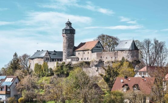 Blick auf die Burg Zwernitz in dem kleinen Ort Sanspareil in der Fränkischen Schweiz im Frühling