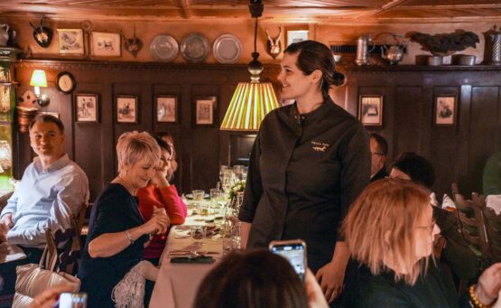 Spitzenköchin Viki Fuchs begrüßt die Gäste des Geldermann-Sektdinners in der Alten Stube des Restaurant Spielweg im Schwarzwald
