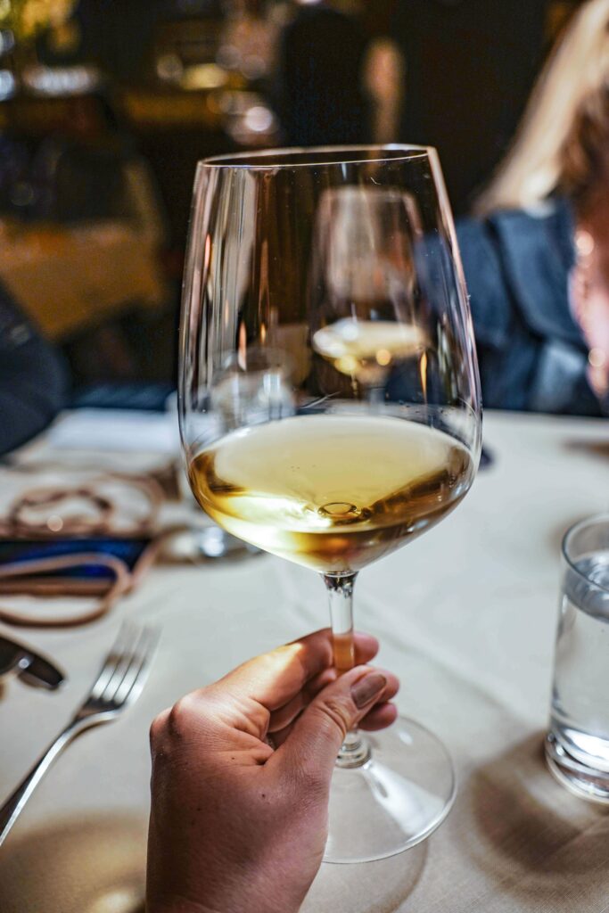 Weinglas mit Geldermann Grande Réserve beim Geldermann-Sekt-Dinner in der Alten Stube des Romantik-Hotels Spielweg