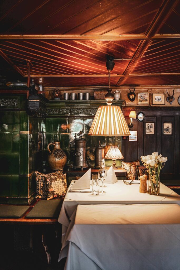 Die gemütliche Alte Stube im Restaurant Spielweg mit grün gefließtem mit Kachelofen und Herrgottswinkel spiegelt die Geschichte des Spielwegs