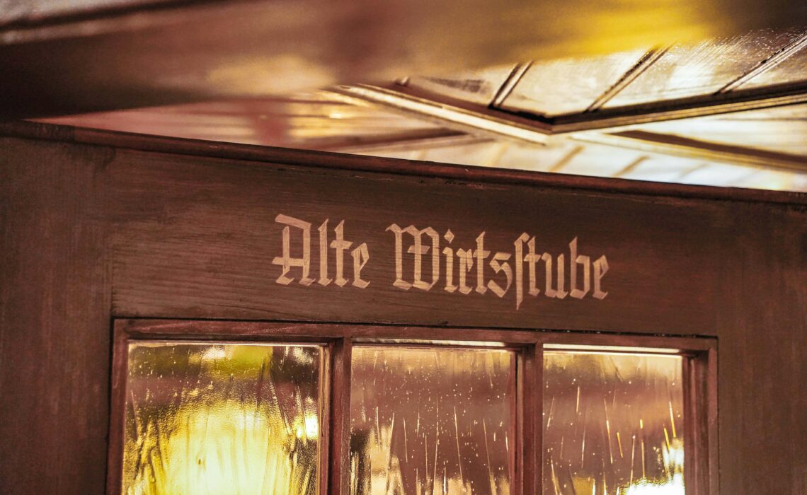 Eingangstür zur Alten Stube des Restaurants Spielweg mit Beschriftung Alte Wirtsstube in Frakturschrift