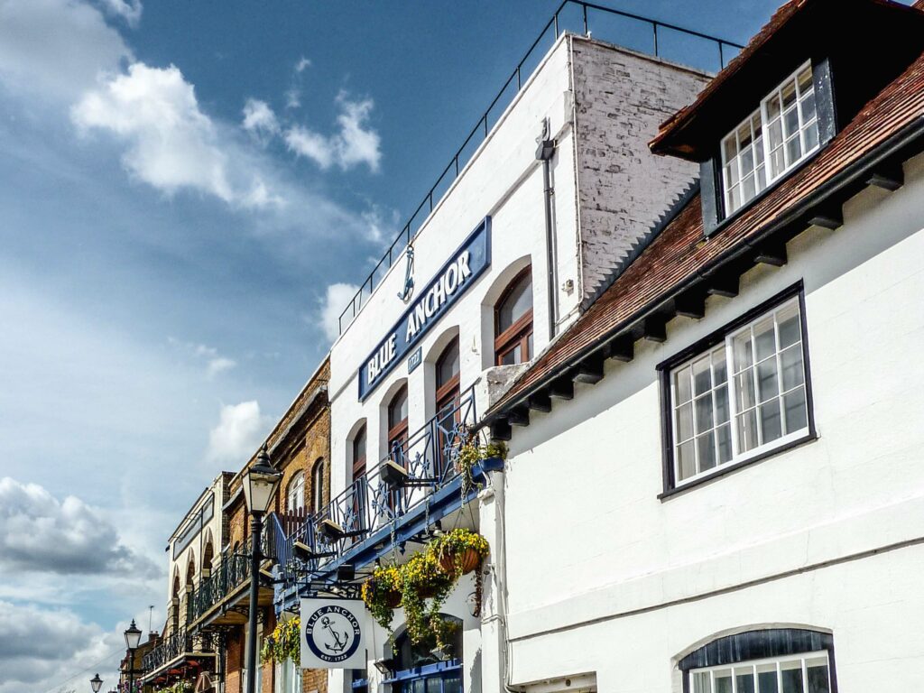 Insider-Tipp für London: Der Londoner Pub Blue Anchor in Hammersmith mit maritimem Dekor in Dunkelblau und Weiß