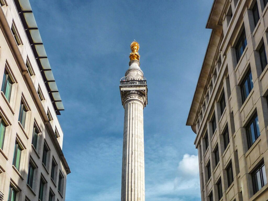 Geheimtipps für Sehenswürdigkeiten in London: The Monument, eine 61 Meter hohe freistehende Steinsäule mit Aussichtsplattform zur Erinnerung an den Großen Brand von London