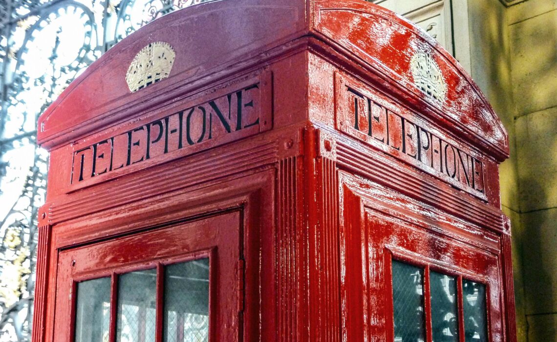 Geheimtipp für Sehenswürdigkeiten in London: Die älteste Telefonzelle Londons am Eingangstor Burlington House in London