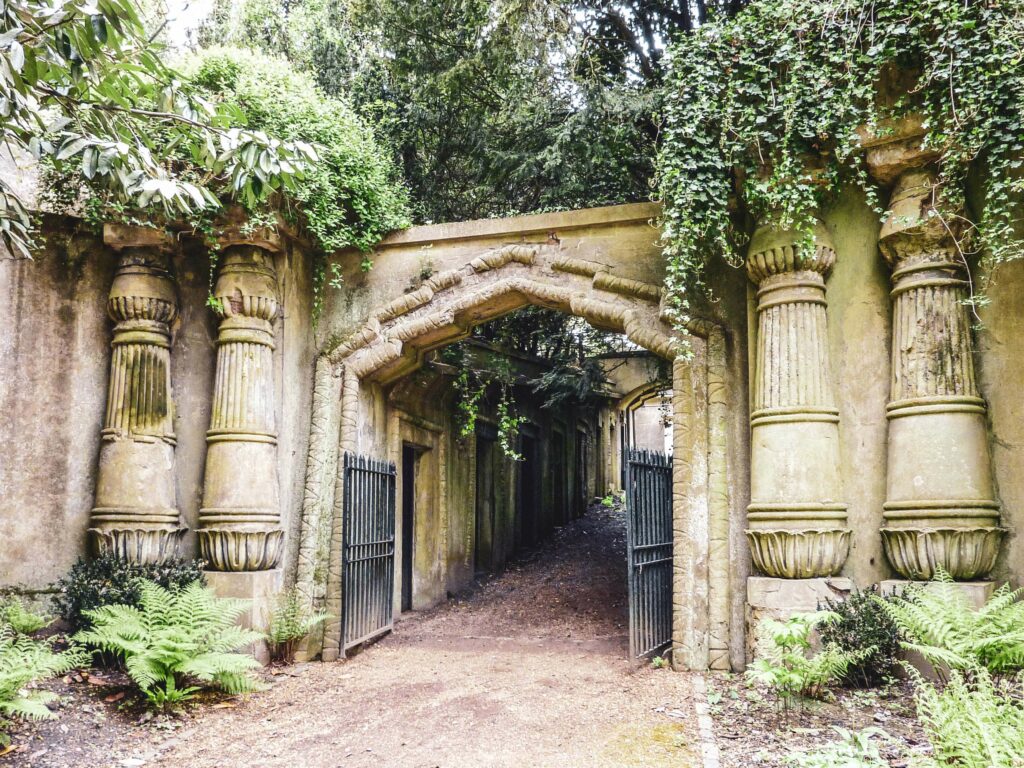 Geheimtipp für Sehenswürdigkeiten in London: Highgate Cemetery, ein alter Friedhof im Norden der Stadt mit imposanten Eingangstor aus Stein