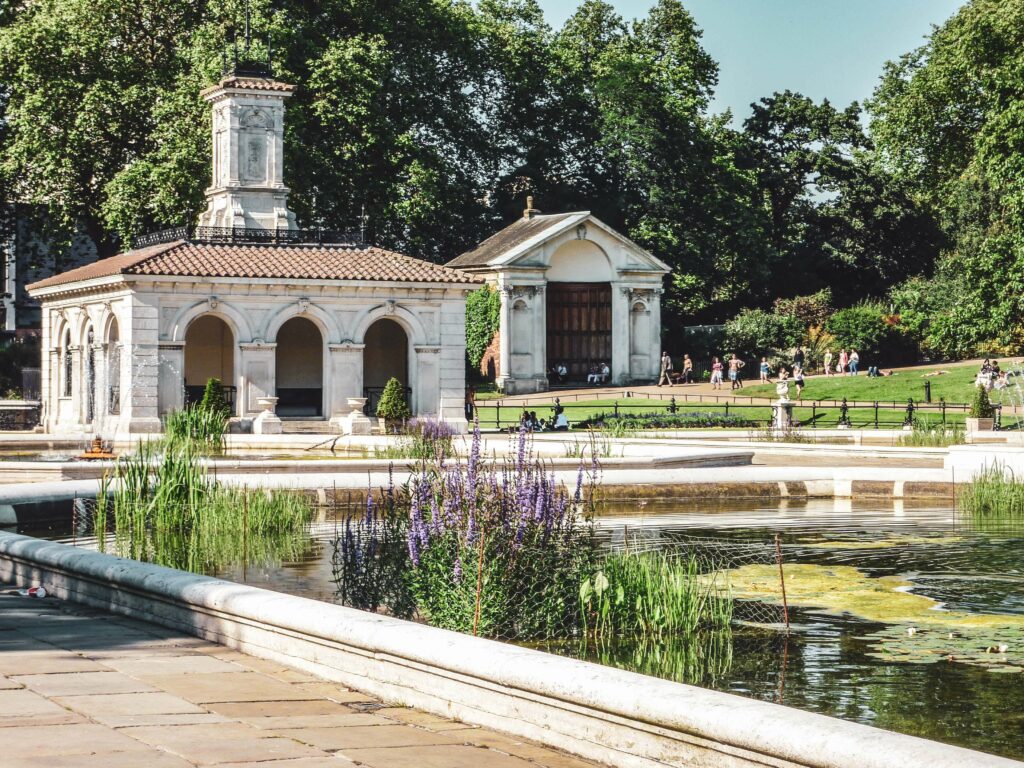 Geheimtipp für Sehenswürdigkeiten in London: Die Italian Gardens im Hyde Park in London - ein malerischer Park mit historischen Wasserbecken, Brunnen, Skulpturen und Spazierwegen
