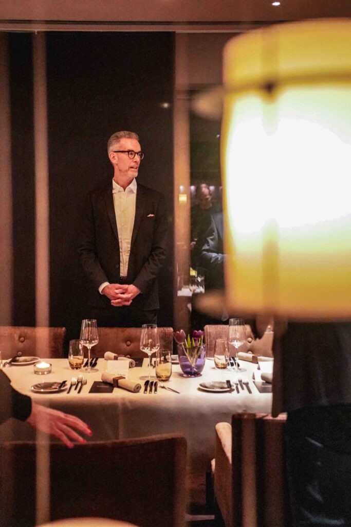 Foodtipps Würzburg: Hotelier Christoph Unkell begrüßt die Gäste des Pressedinners im Sterne-Restaurant KUNO 1408 des Best Western Hotels Rebstock in Würzburg