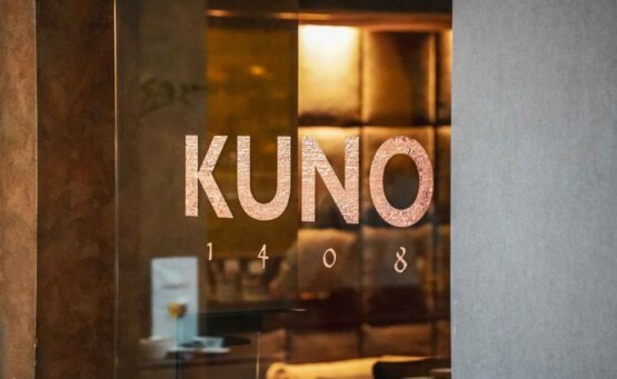 Foodtipps Würzburg: Schriftzug an der Eingangstür aus Glas des Sterne-Restaurants KUNO 1408 in Würzburg