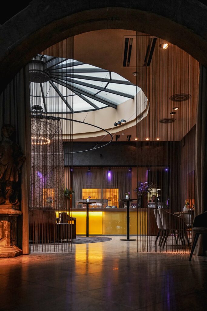 Der Salon mit Bar und imposantem Dachfenster-Rondell im Hotel Rebstock in Würzburg
