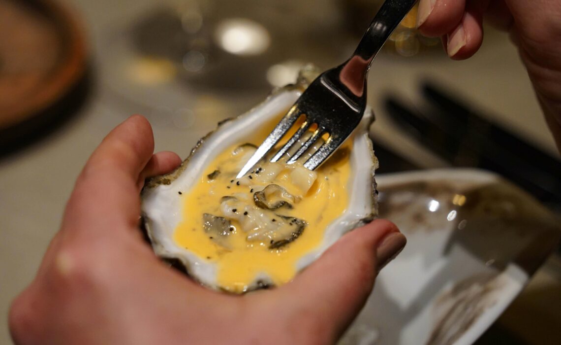 Überraschung vor dem Menü: französische Auster mit Mohn, Chili und Buttermilch