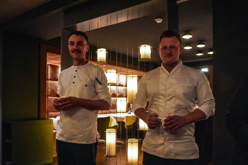 Die neuen Küchenchefs des Restaurant KUNO 1408, Patrick Grieshaber und Robin Hofmann vor einer Trennwand aus Lampions