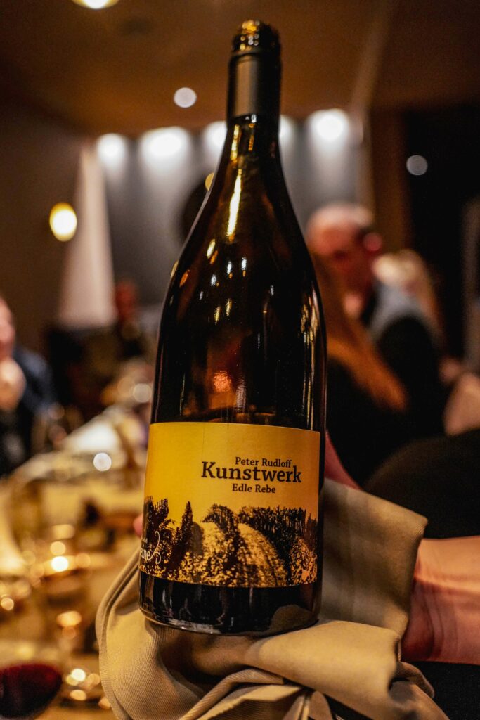 Exzellenter Service und hervorragende Weinbegleitung im Sterne-Restaurant KUNO 1408 in Würzburg: Der 2020er Kunstwerk „Edle Rebe“, eine Cuvée aus Cabernet & Blauer Zweigelt vom Weingut Rudloff, Nordheim, begleitete das Taubertal Wagyu des Presse-Menüs