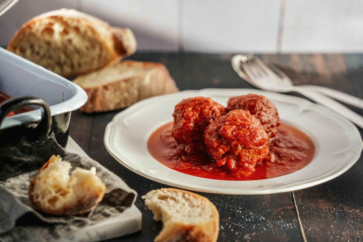 Polpette al sugo – Hackfleischbällchen in Tomatensauce - Tables and Fables