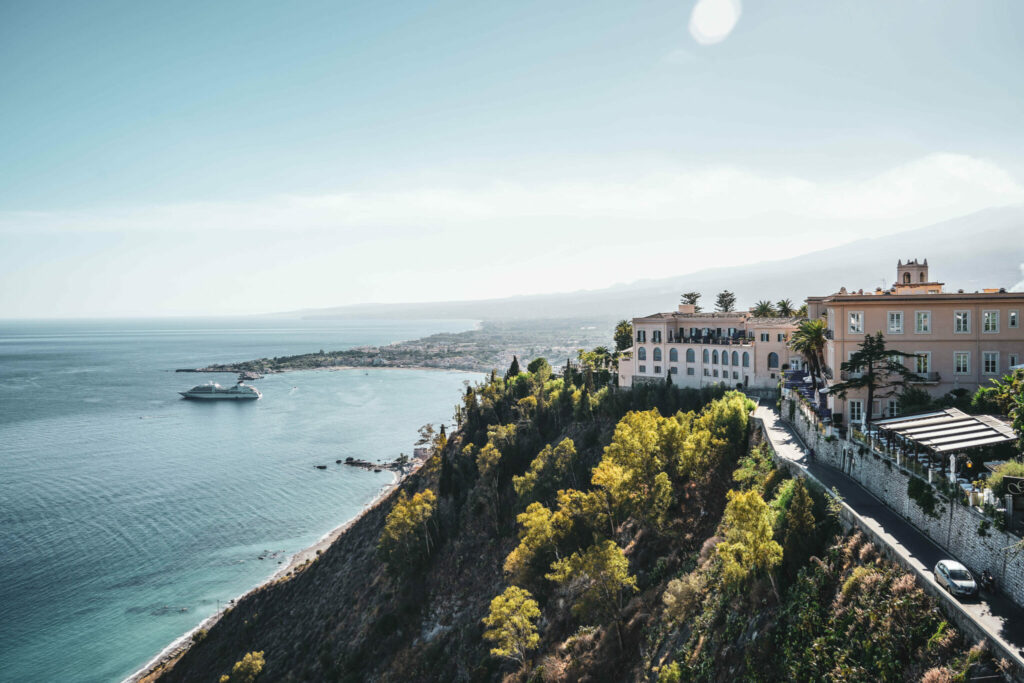 Tables and Fables, über uns: Reisetipps für Nahreisen in Deutschland und Europa, hier in Taormina auf Sizilien in Italien. Ein berühmtes Hotel mit Blick auf das Meer im Sommer