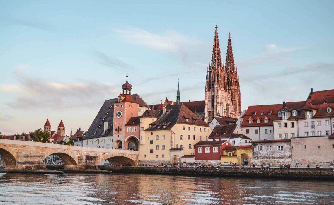 Die schönsten Kleinstädte in Deutschland: Das malerische Regensburg in Bayern liegt direkt an der Donau ist für seine mittelalterliche Altstadt bekannt