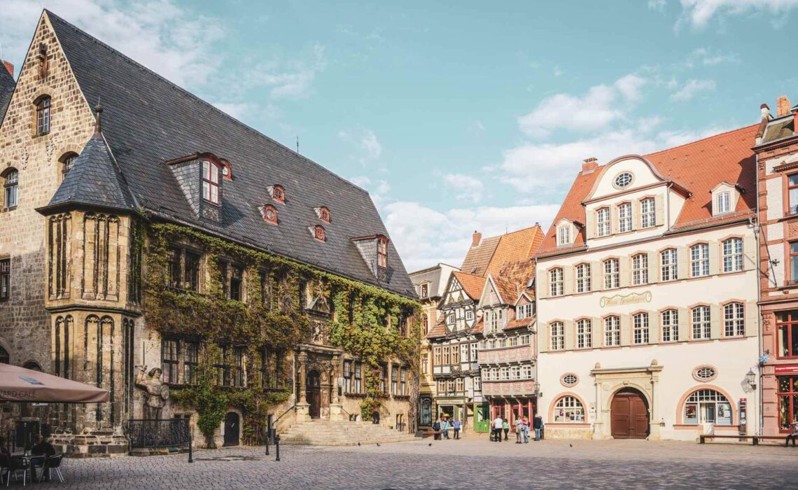 Die schönsten Kleinstädte in Deutschland: Die UNESCO-Weltkulturerbestadt Quedlinburg im Harz in Sachsen-Anhalt mit seinem Renaissance-Rathaus mit der Roland-Statue