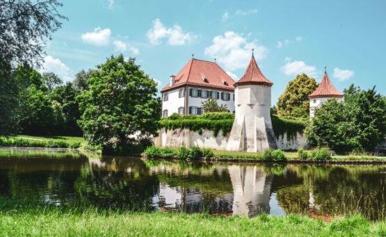 Tables and Fables, über uns: Reisetipps für Sehenswürdigkeiten in Deutschland und Europa: Das bezaubernde Schloss Blutenburg im Norden Münchens in Bayern.