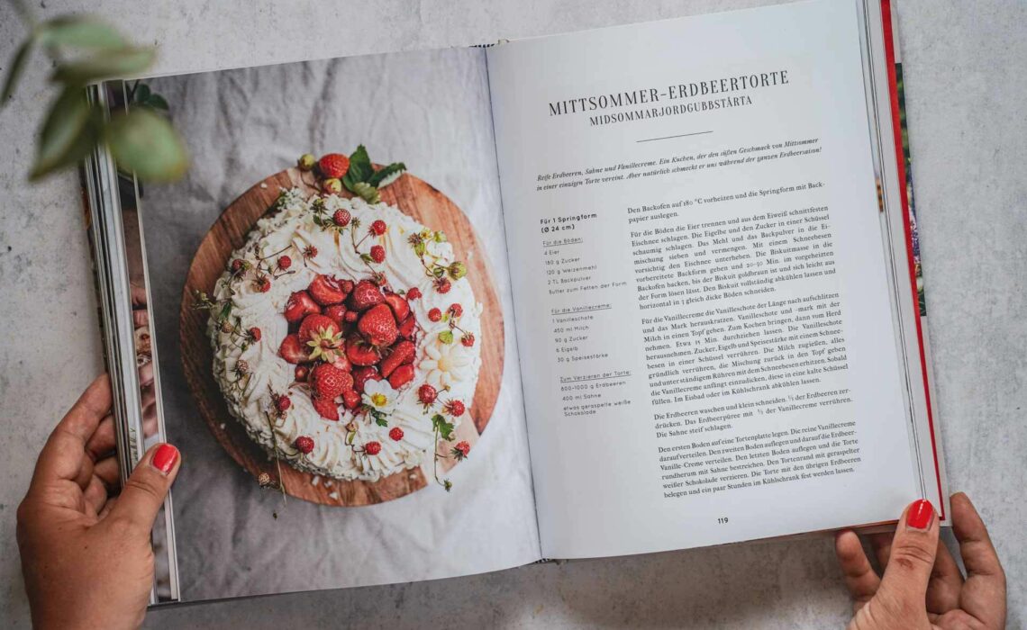 240610_Kochbuch_Schweden_Ein_Jahr_in_Schweden_Rezept_Mittsommer-Erdbeertorte_2048x1366