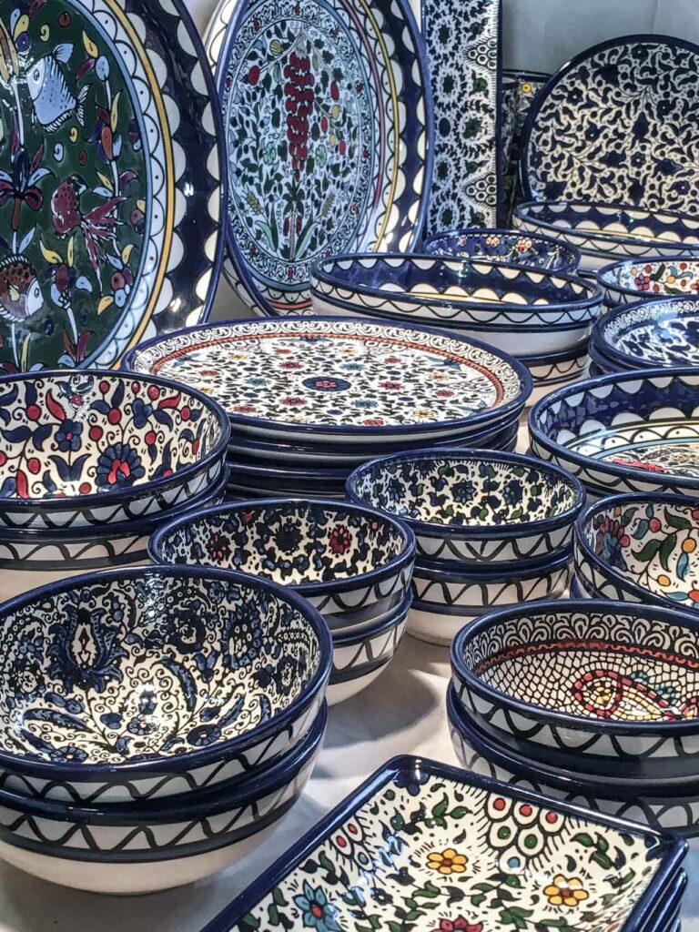 Handbemalte Keramik in Weiß und Blau auf dem Southbank Wintermarket in London