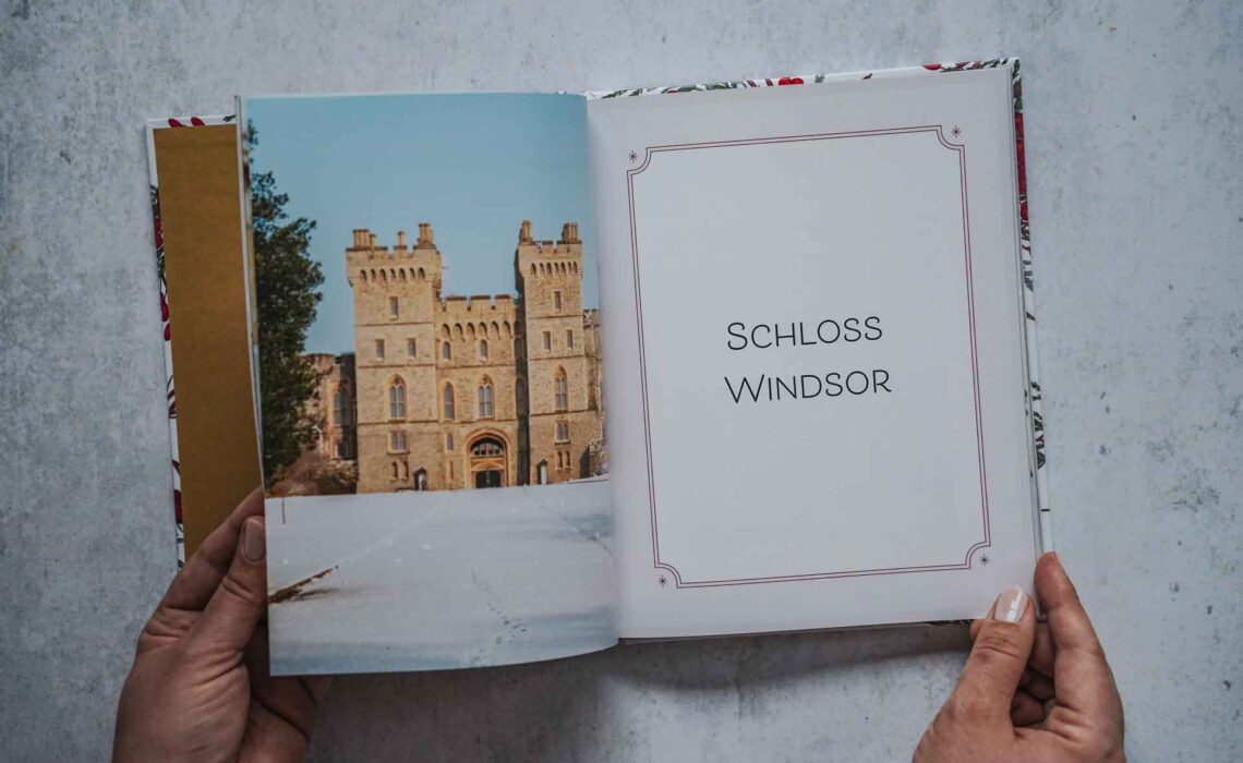 Das Kochbuch Christmas at the Palace – 50 festliche Rezepte aus der Palastküche von Carolyn Robb, erschienen im Dorling Kindersley Verlag. Das Bild zeigt einen Kapitelaufmacher mit dem Titel Schloss Windsor in einem Rahmen auf der rechten Seite und einem Foto von der Rückseite des Palastes, umgeben von Schnee, auf der linken Seite