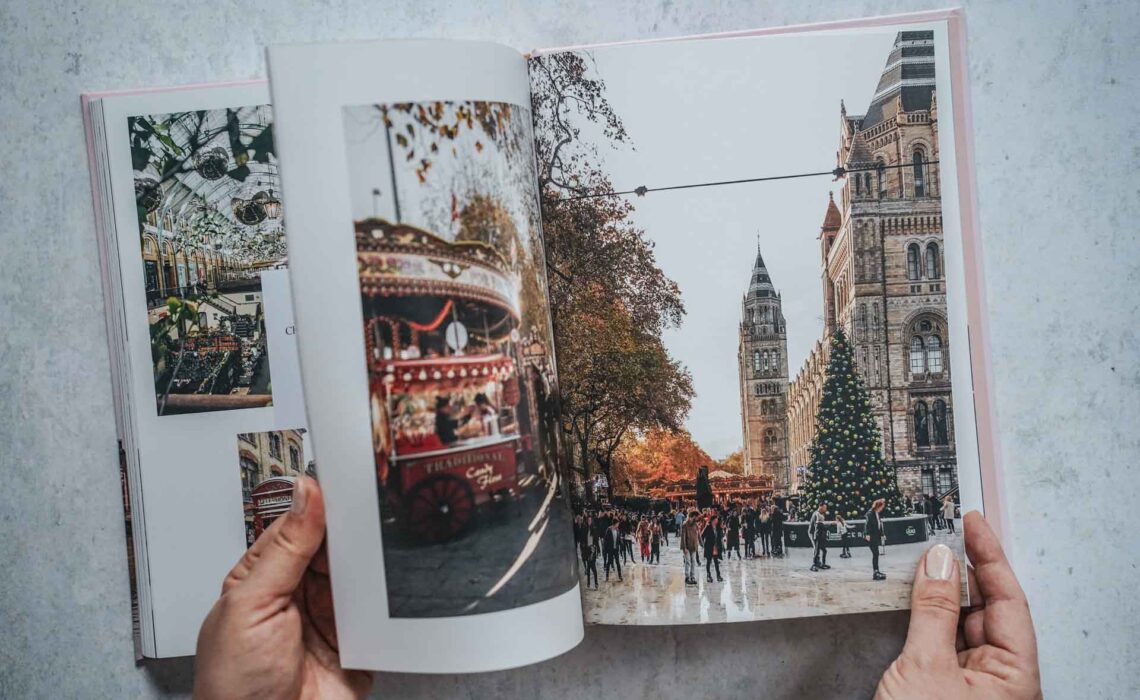 Das Kochbuch London Love Story – Rezepte und Geschichten von Anne-Katrin Weber, erschienen im Hölker Verlag. Das Bild zeigt eine Doppelseite mit weihnachtlichen Szenen aus London. Links: der Southbank Winter Market an der Themse mit Karrusell; rechts: die Eislaufbahn vor dem Natural History Museum mit einem großen geschmückten Weihnachtsbaum