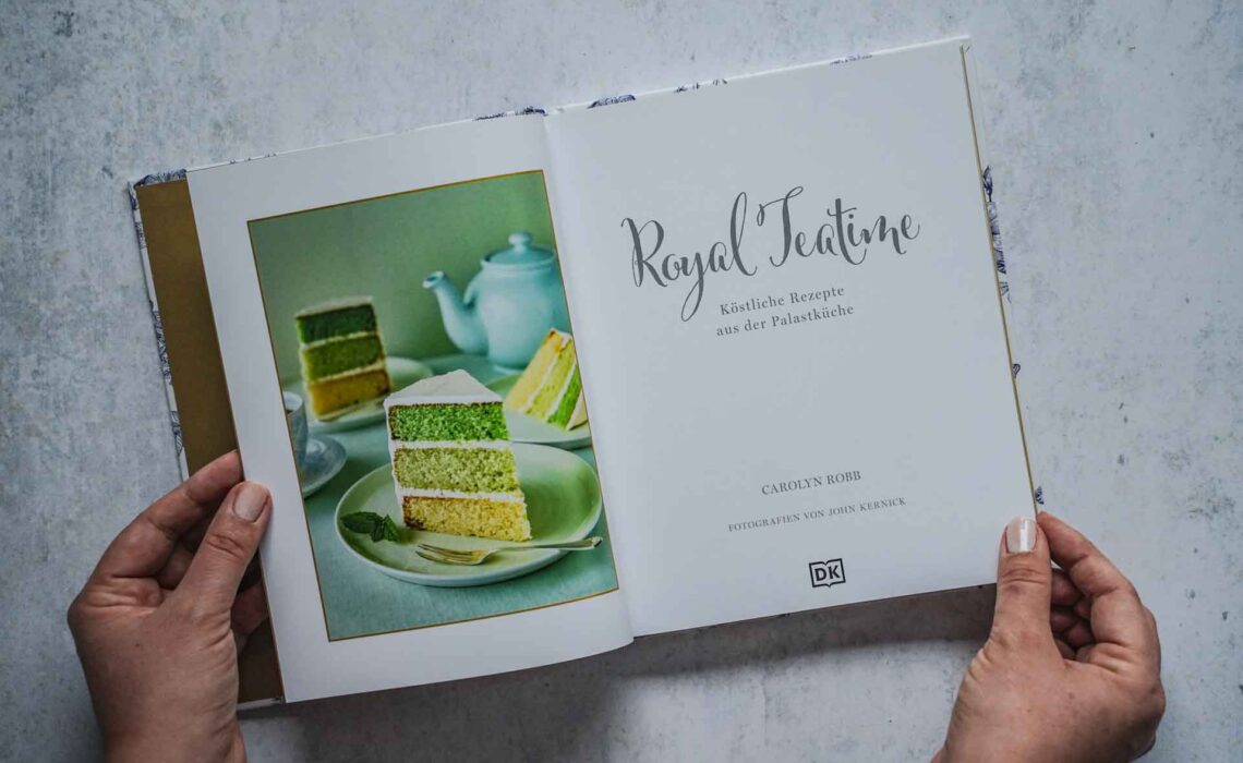 241118_Kochbuch_Grossbritannien_England_Kochbuch_Royal_Teatime_Innentitel_Kuchen_gruen_2048x1366