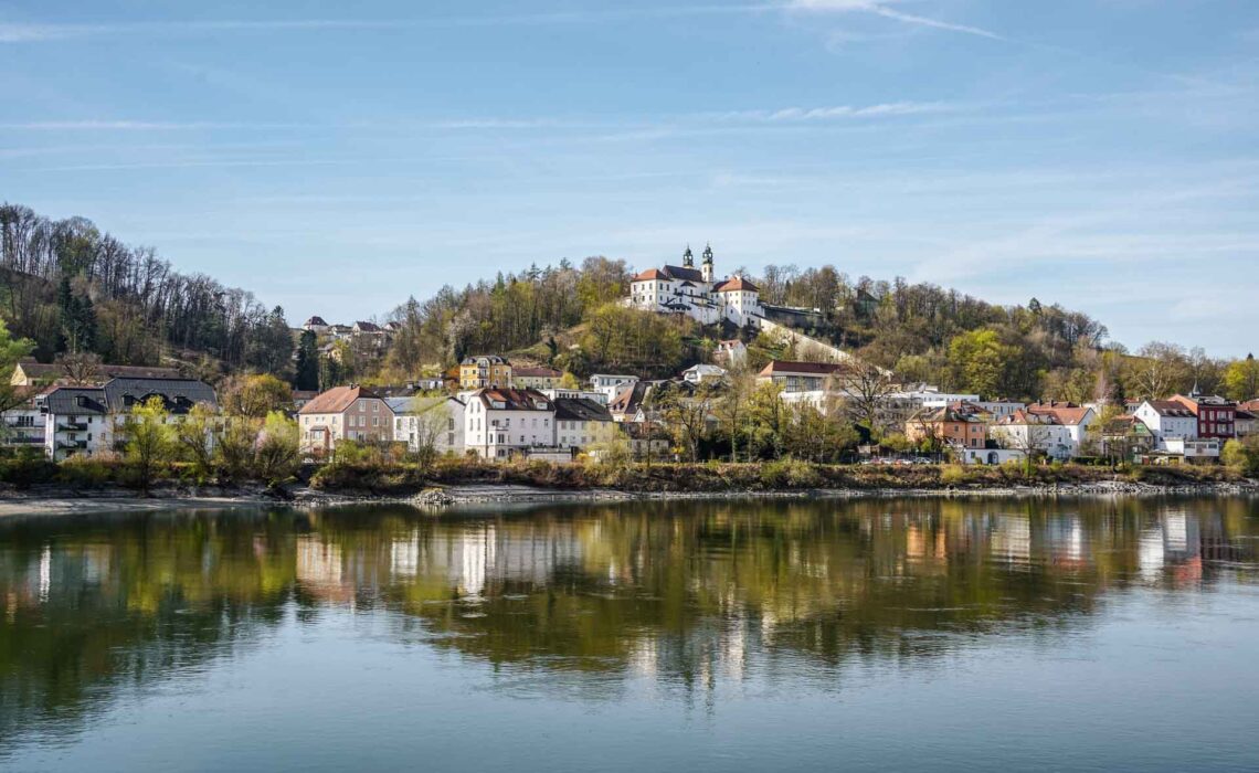 250411-Passau-Bayern-Innkai-Aussicht-Wallfahrtskirche-Mariahilf-Fruehling-1920x1280