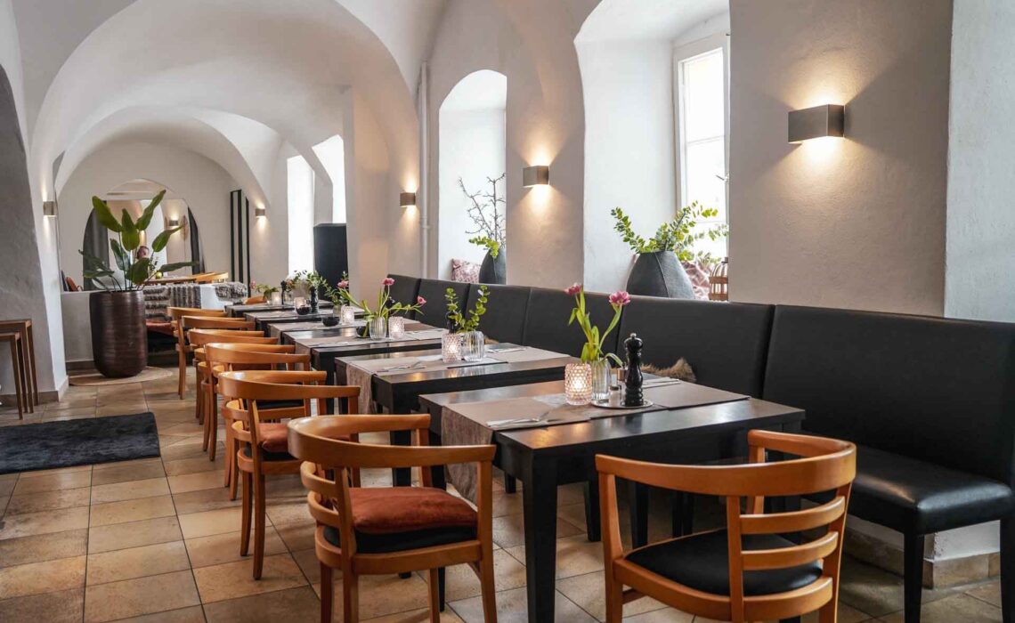 250411-Passau-Hotel-Schloss-Ort-Speisesaal-1920x1280