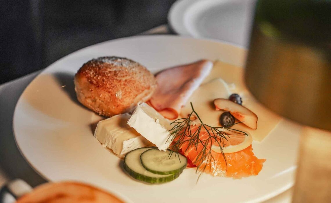 250920-Hamburg-Uebernachtungsstipps-The-George-Hotel-Fruehstueck-Teller_Broetchen_Kaese-Schinken-Obst-2048x1366