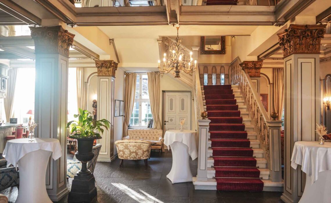 250922-Celle-Althoff-Hotel-Fuerstenhof-Eingangshalle-Bar-Treppe-1920x1280