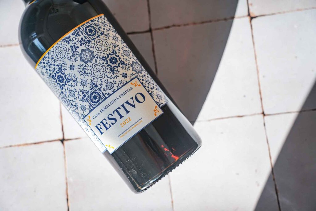Wein-Empfehlung: Der Rotwein Festivo des Weinguts Casa Ermelinda Freitas aus Portugal. Das Etikett zeigt die typisch portugiesischen Kacheln in Blau und Weiss