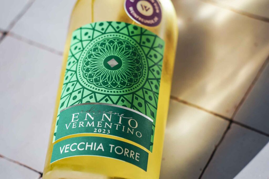 Wein-Empfehlung: Der Weißwein Edizione Ennio Vermentino des Weinguts Cantina Vecchia Torre aus Apulien in Italien mit grünem Etikett und einer Empfehlung von Weinfreunde.de