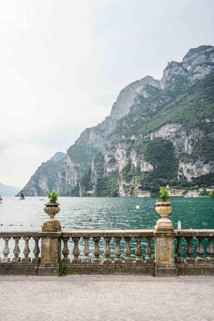 Die schönsten Orte am Gardasee: Die Aussicht auf den Gardasse von den Giardini all'Italiana di Punta Lido aus mti dem imposanten Bergpanorama als Kulisse im Hintergrund