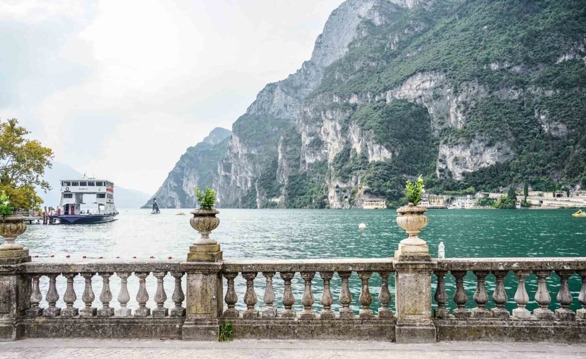 Die schönsten Orte am Gardasee: Die Aussicht auf den Gardasse von den Giardini all'Italiana di Punta Lido aus mti dem imposanten Bergpanorama als Kulisse im Hintergrund