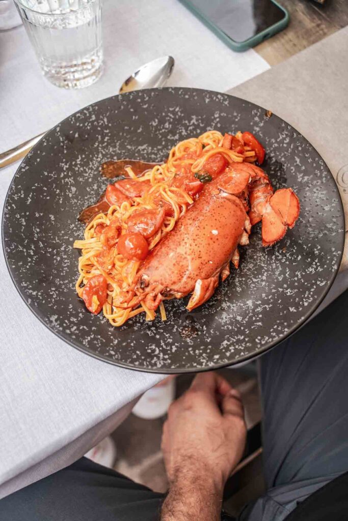 Die schönsten Orte am Gardasee: Mediterran genießen im Ristorante Bella Vista: Tagioline all'Astice – Pasta mit Hummer direkt an der Uferpromenade genießen
