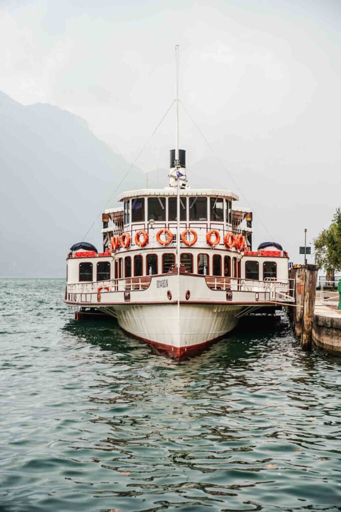 Die schönsten Orte am Gardasee: Traditionelles Fährboot an der Anlegestelle in Riva del Garda