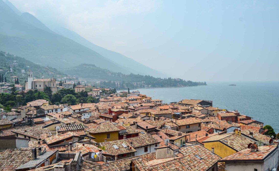 Die schönsten Orte am Gardasee: Blick über die terrakottafarbenen Dächer von Malcesine auf den Gardasee
