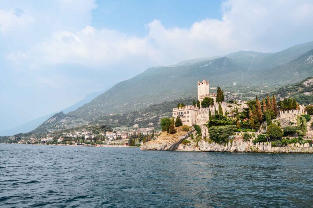 Die schönsten Orte am Gardasee: Blick auf die imposante Skaligerburg von Malcesine vom Wasser aus