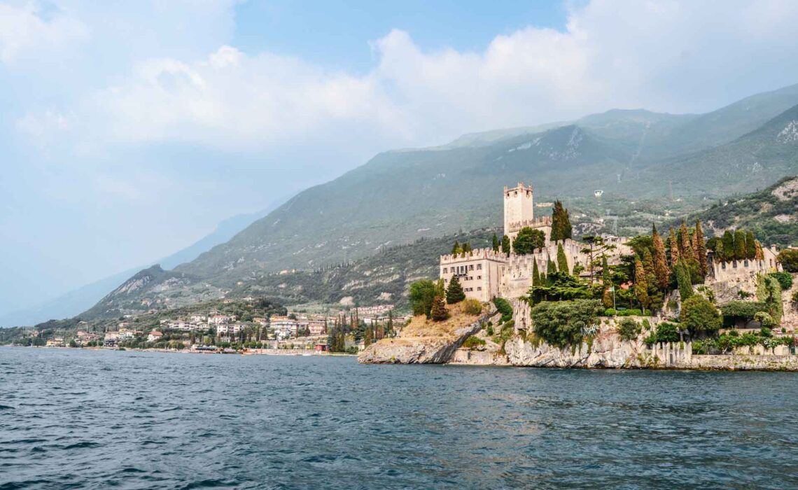 Die schönsten Orte am Gardasee: Blick auf die imposante Skaligerburg von Malcesine vom Wasser aus