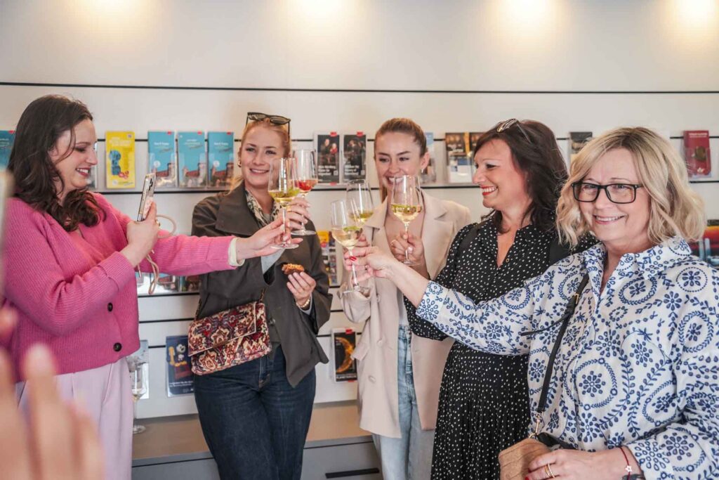 Beste Stimmung unter den Creatorinnen bei der Eröffnung der Genussecke im Handwerkerhof Nürnberg (v. l. n. r.): Kira (foodersontheroad), Isa (Genussgeschichten), Laura Buchta (Tourist Info Nürnberg), Alexandra (Tables & Fables) und Petra Hola-Schneider (Holla die Kochfee)